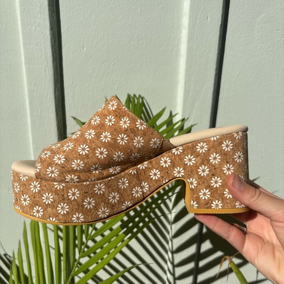 BEARPAW Women's Tan Daisy Wedge Sandals - Picture 5 of 7